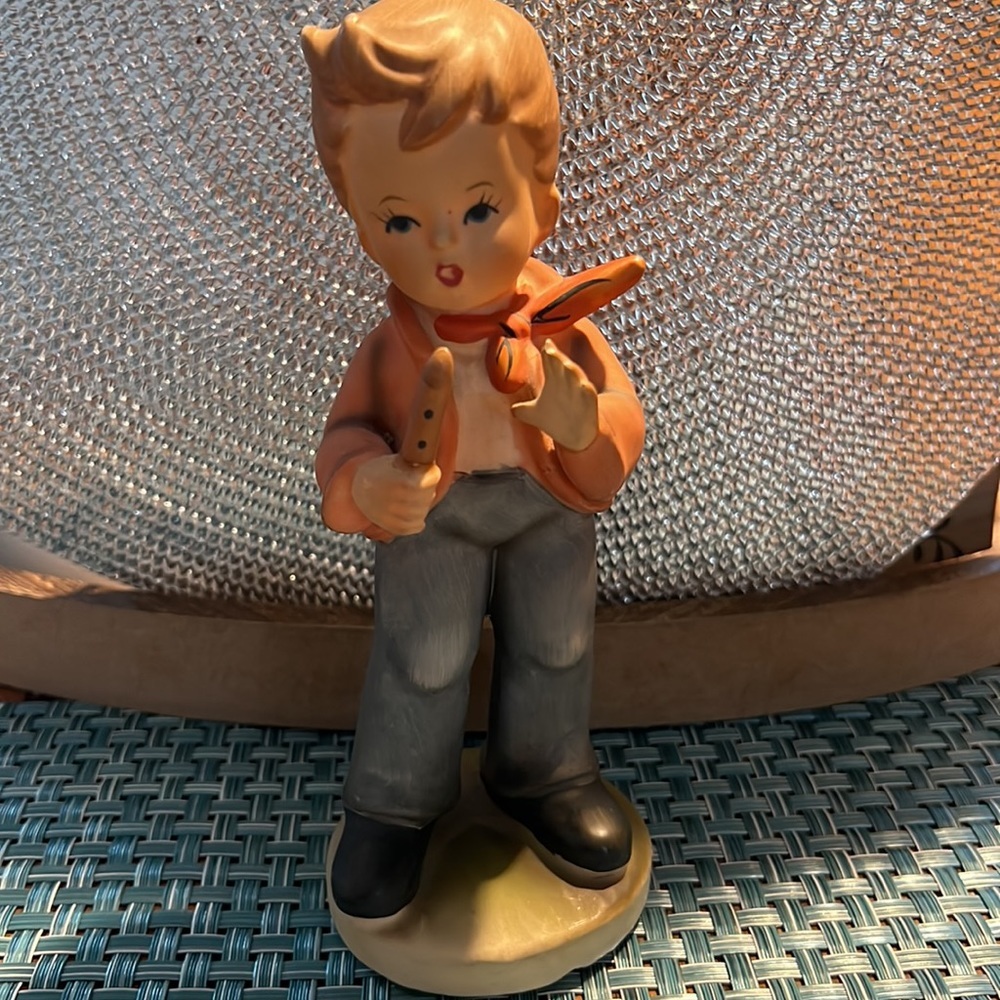 Vintage Hummel-like porcelain figures of boy and girl with musical instruments - Picture 3 of 5